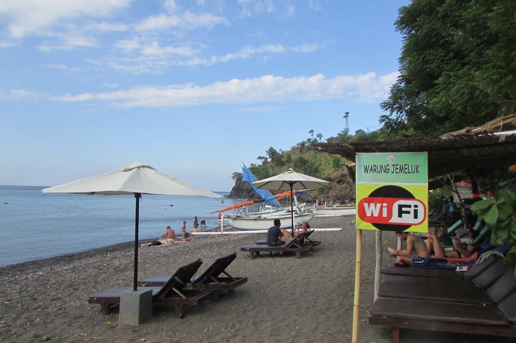 Warung Jemeluk & Home Stay アメッド 部屋 写真